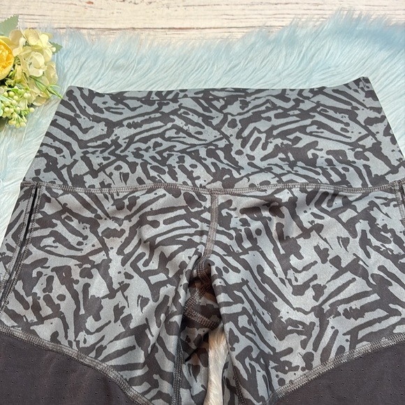 Lululemon Hot To Street Biggie Brushed Animal Coal Black Leggings sz 8 - Picture 2 of 11